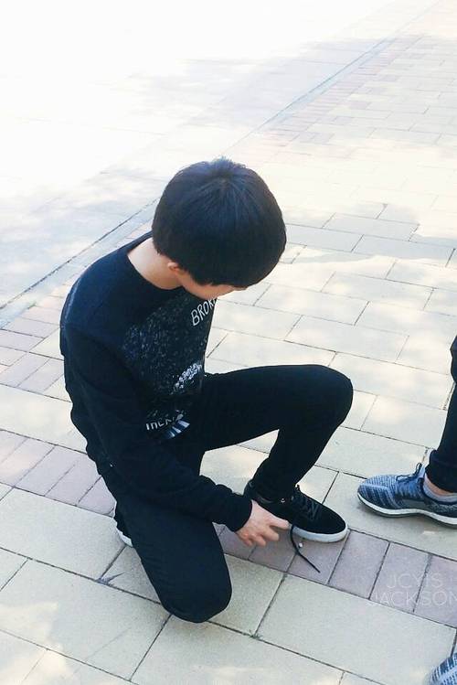 单膝跪地蹲下是个什么动作_表达爱意与尊重的礼仪 单膝跪地蹲下是个什么动作_表达爱意与尊重的礼仪