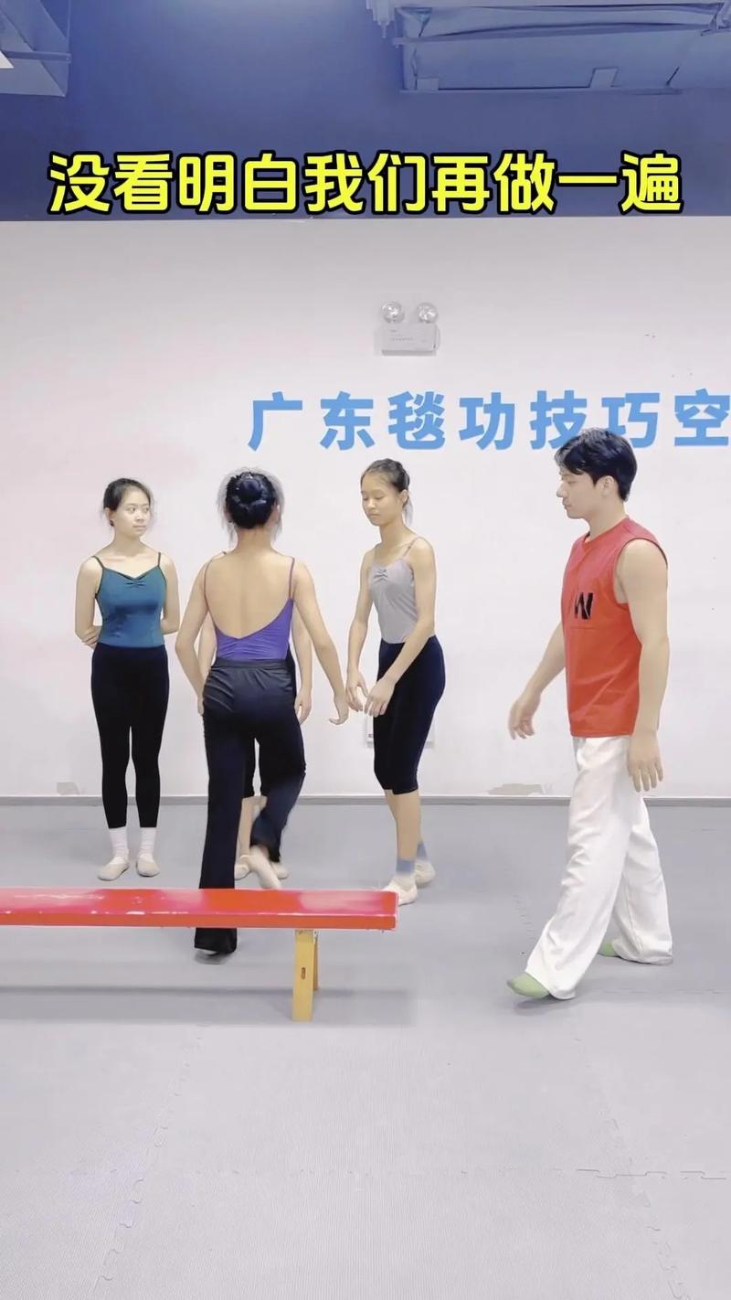 前空翻的动作要领_柔韧力量加练习，安全坚持最重要