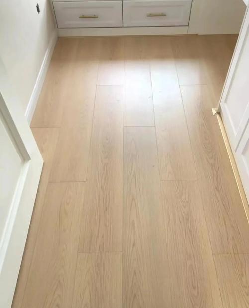 地板搭配_地板颜色搭配技巧，营造温馨舒适家