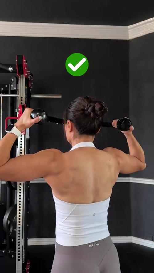 绳索练肩的动作_多样动作助你塑美肩