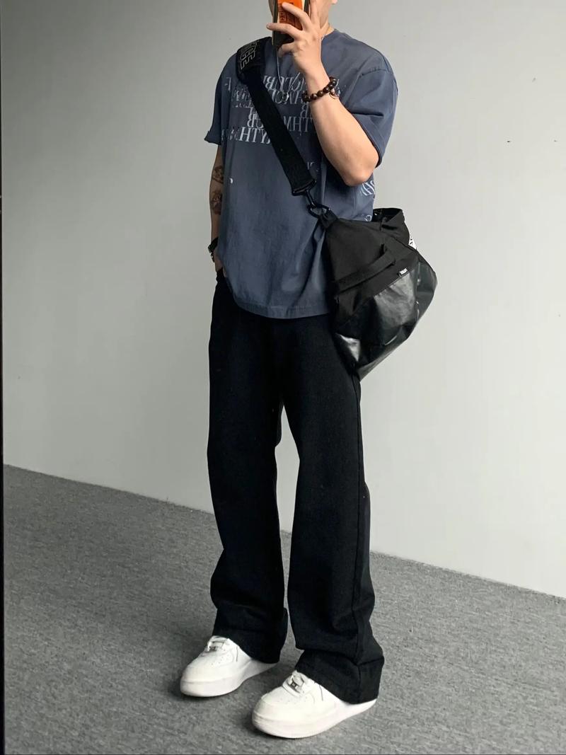 男蓝全见男体的正确穿搭方法_黑背心配蓝短裤，型格立现！