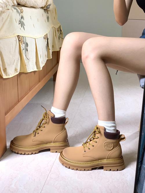 踢不烂大黄靴穿搭_大黄靴百搭时尚,秋冬必备! 踢不烂大黄靴穿搭_大黄靴百搭时尚,秋冬必备!