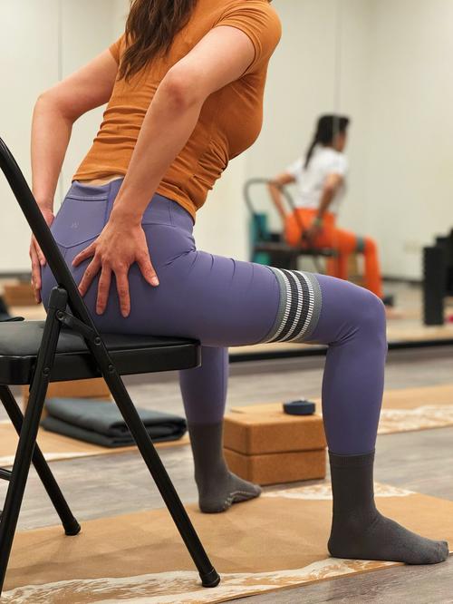 趴在凳子上练腿的动作叫什么_俯卧腿弯举练腿，姿势正确防受伤