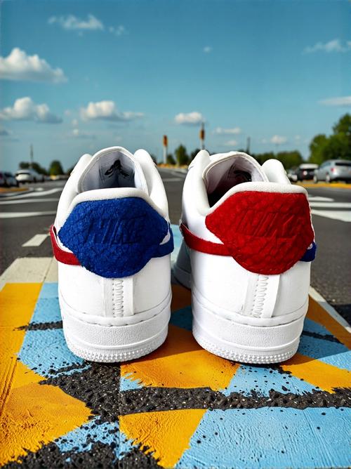 nike红白蓝配色_科技历史潮流鞋款 nike红白蓝配色_科技历史潮流鞋款