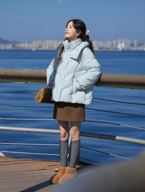 冰蓝色羽绒服怎么搭配_冰蓝羽绒服 百搭时尚，通勤约会都好看