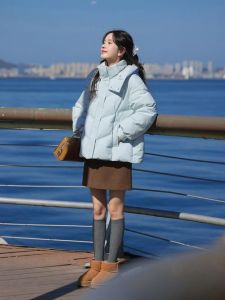 冰蓝色羽绒服怎么搭配_冰蓝羽绒服 百搭时尚，通勤约会都好看