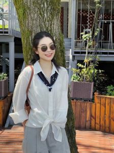 女衬衫搭配长条丝巾_绿条纹衬衫配丝巾，时尚又亮眼！