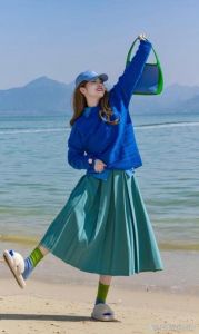 鲜蓝色配什么颜色裤子_蓝色上衣搭配裤子的时尚指南