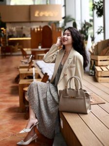 大包包怎么搭配衣服_紫色大包点亮造型，百搭时尚，颜色搭配有讲究