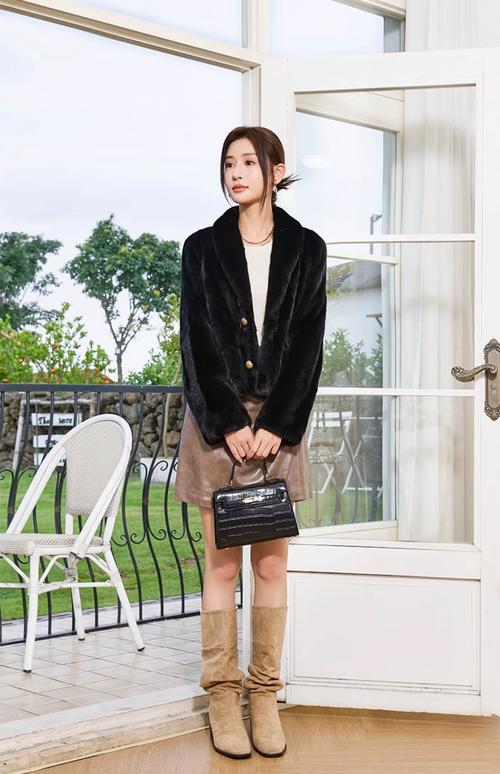 短貂衣服怎样搭配_颜色材质是关键,黑色百搭显高级! 短貂衣服怎样搭配_颜色材质是关键,黑色百搭显高级!