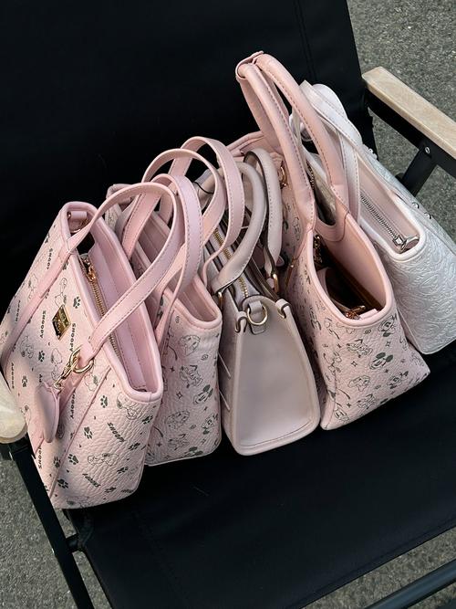 粉包配什么颜色好看_时尚百搭粉色方包，穿搭百变显气质！