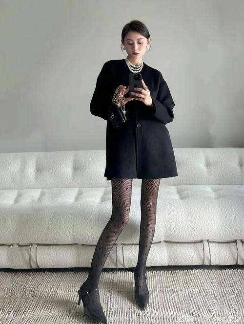 帮姐姐完成年会穿搭攻略_优雅丝绒裙职业装变装新中式礼服，配饰提气质