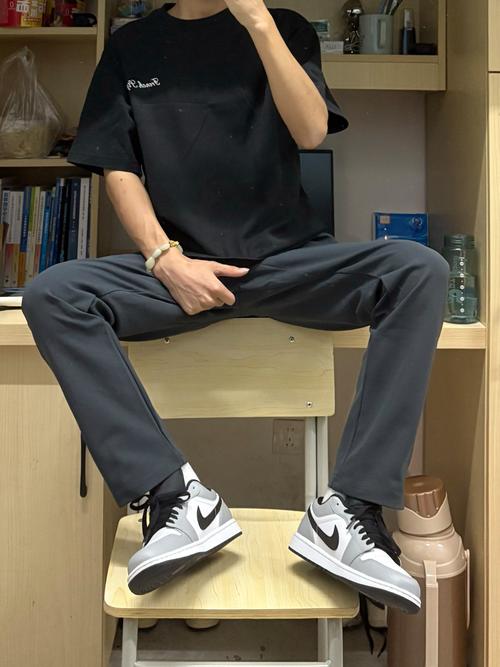 拉裆裤配什么鞋好看_开衩裤搭靴子显腿长，拉裆裤配鞋显高