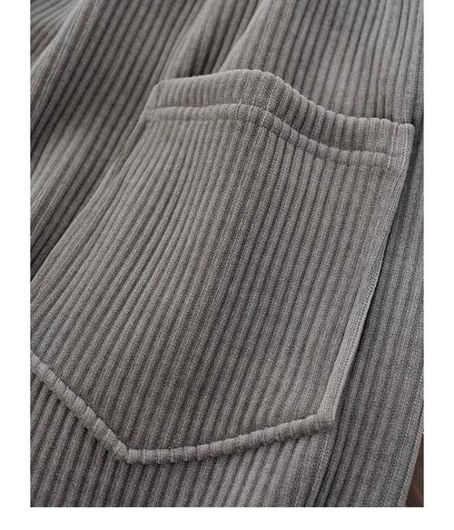 苔藓绿灯芯绒裤子配灰色好看吗_苔藓绿配灰色显气质,亚洲肤色友好,时尚又稳重 苔藓绿灯芯绒裤子配灰色好看吗_苔藓绿配灰色显气质,亚洲肤色友好,时尚又稳重