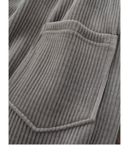 苔藓绿灯芯绒裤子配灰色好看吗_苔藓绿配灰色显气质，亚洲肤色友好，时尚又稳重