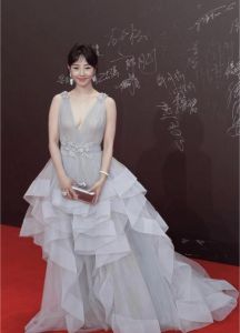 胸中间露出的衣服是什么款式_蔡依林机场内衣秀，时尚新潮流！